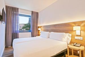 Posteľ alebo postele v izbe v ubytovaní Hotel Acta Azul Barcelona