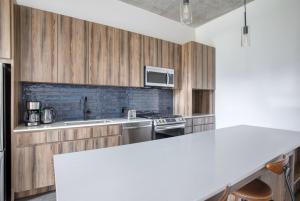 Una cocina o zona de cocina en Blueground West Loop roof gym grills nr Park CHI-1061