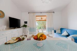 a living room with a bowl of fruit on a table at Domu de Maria in Torre Dei Corsari