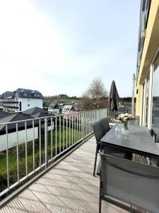 eine Terrasse mit einem Tisch und Stühlen auf einer Terrasse in der Unterkunft Winterberg Appartement 21129 in Winterberg
