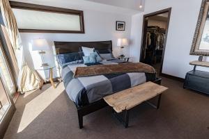 sypialnia z dużym łóżkiem i drewnianą ławką w obiekcie Pearl Penthouse by Jackson Vacations w mieście Jackson