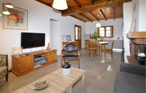 A television and/or entertainment centre at 2 Bedroom Beautiful Home In Popolasca