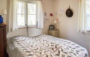 um quarto com uma cama e uma janela em Cozy Home In Frederiksvrk With Kitchen em Frederiksværk