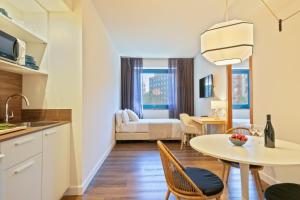 Televízia a/alebo spoločenská miestnosť v ubytovaní Hotel Acta Azul Barcelona