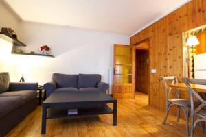 sala de estar con sofá y mesa en Apartamento con encanto Alp, en Alp