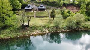 - une vue aérienne sur une maison à côté d'un lac dans l'établissement Radgost Drina, à Bajina Bašta