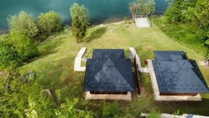 une vue aérienne sur une maison avec deux toits dans l'établissement Radgost Drina, à Bajina Bašta