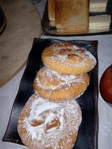 trois pains sur une boîte avec du sucre en poudre dans l'établissement Casa La Union, à Castrojeriz