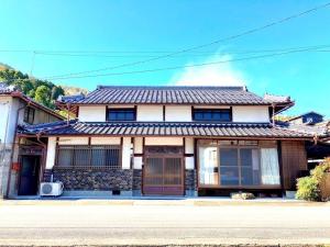 福知山New Open !! 田舎の一棟貸 お庭でBBQやプール遊びができる貸切の宿 3ぴーす的一栋带有瓦片屋顶的亚洲风格房屋