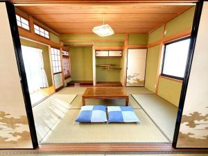 福知山New Open !! 田舎の一棟貸 お庭でBBQやプール遊びができる貸切の宿 3ぴーす的一间设有床铺和桌子的房间 更多37张照片