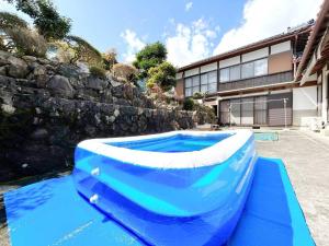福知山New Open !! 田舎の一棟貸 お庭でBBQやプール遊びができる貸切の宿 3ぴーす的建筑物前的一个大型充气游泳池