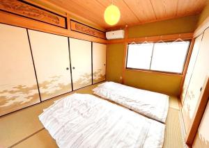 New Open !! 田舎の一棟貸 お庭でBBQやプール遊びができる貸切の宿 3ぴーす客房内的一张或多张床位