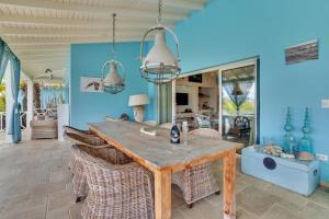 a dining room with a table and chairs at Starshipvillas Bonaire in Kralendijk