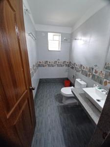 uma casa de banho com um WC e um lavatório em VENTO SERENO em Candolim