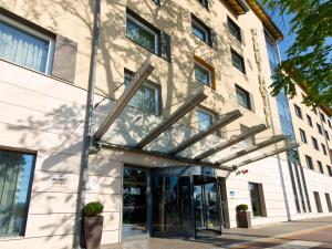 The facade or entrance of ACHAT Hotel Budapest