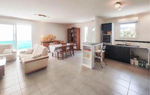 eine Küche und ein Wohnzimmer mit einem Sofa und einem Tisch in der Unterkunft Lovely Home In Cessenon-sur-orb With Wi-fi in Cessenon