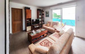 ein Wohnzimmer mit einem Sofa und einem TV in der Unterkunft Lovely Home In Cessenon-sur-orb With Wi-fi in Cessenon