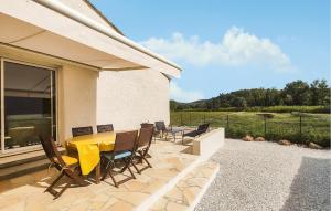 eine Terrasse mit gelbem Tisch und Stühlen darauf in der Unterkunft Lovely Home In Cessenon-sur-orb With Wi-fi in Cessenon