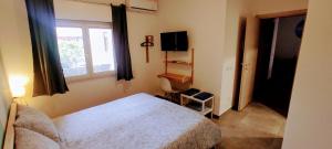 TV a/nebo společenská místnost v ubytování Ai Laghi Bed&Bed