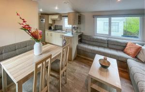 Kuchyň nebo kuchyňský kout v ubytování 2 Bedroom Cozy StaCaravan In Makkum