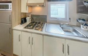 Kuchyň nebo kuchyňský kout v ubytování 2 Bedroom Cozy StaCaravan In Makkum