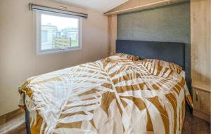 Postel nebo postele na pokoji v ubytování 2 Bedroom Cozy StaCaravan In Makkum