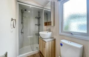 Koupelna v ubytování 2 Bedroom Cozy StaCaravan In Makkum