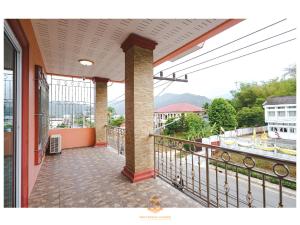 einen Balkon mit Aussicht in der Unterkunft The Crystal Ranong Full House in Ban Lum Than
