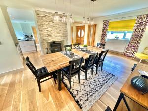 uma sala de jantar com mesa e cadeiras em Luxury Five Bed Home - Large Garden with BBQ - New Forest and Beach Links em Saint Leonards