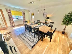 comedor con mesa y sillas en Luxury Five Bed Home - Large Garden with BBQ - New Forest and Beach Links en Saint Leonards