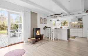 salon z kominkiem i kuchnią w obiekcie Stunning Home In Kalundborg With Kitchen w mieście Kalundborg