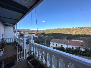balcón con vistas a las montañas en Casa Patricia Fuencaliente w/Heated pool, en Fuencaliente