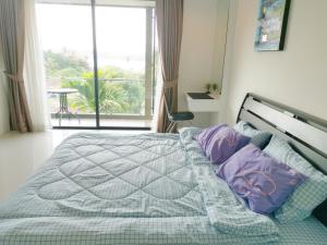 1 dormitorio con 1 cama y vistas a un balcón en Entired 1 Bedroom Seaview Condo@Cape Panwa Beach, en Ban Ao Makham
