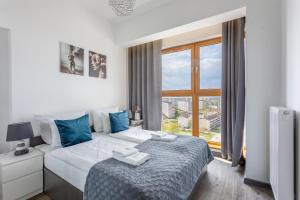 Łóżko lub łóżka w pokoju w obiekcie Ambria Apartments Platan Tower