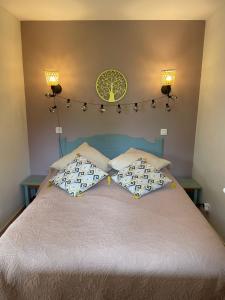 a bedroom with a bed with two pillows on it at Charmant T2 chambre lit double dans résidence du Lac in Monflanquin