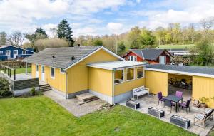 uma vista superior de uma casa amarela com um pátio em Cozy Home In Haderslev With Kitchen em Haderslev