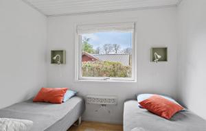 Duas camas num quarto com uma janela em Cozy Home In Haderslev With Kitchen em Haderslev