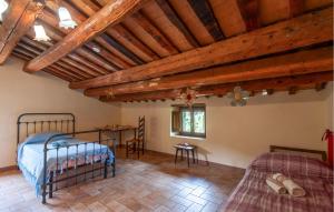 1 dormitorio con 2 camas y techo de madera en Cafranceschino, en Mercatello sul Metauro