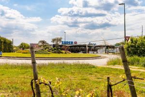 een stopbord voor een tankstation bij Les Gîtes du Robelier - Le nid in Bouaye