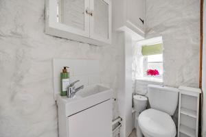 Phòng tắm tại Live the coastal cottage dream in Dorset AONB