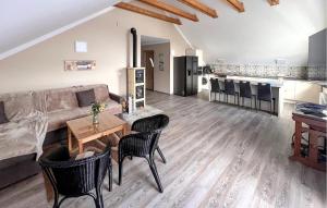 Kuchyňa alebo kuchynka v ubytovaní Cozy Apartment In Jelesnia
