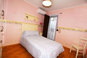 1 dormitorio pequeño con 1 cama y 1 silla en La Fragua de la Villa, 