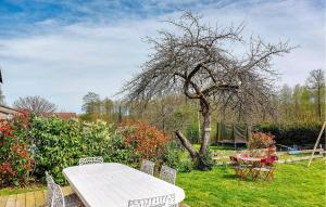 エティヴァル・クレールフォンテーヌにあるLovely Home In tival-clairefontaine With Kitchenの木の庭の白いテーブルと椅子