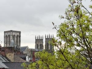 uma catedral à distância com árvores em primeiro plano em Long Term Business Stays - Relocating Families em York