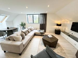 uma sala de estar com um sofá e uma mesa em Long Term Business Stays - Relocating Families em York