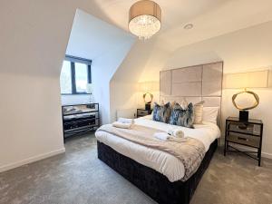 um quarto com uma cama grande e toalhas em Long Term Business Stays - Relocating Families em York