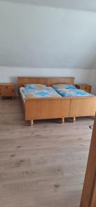 1 cama en un dormitorio con suelo de madera en Haus Anna en Sankt Peter am Kammersberg