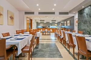 Reštaurácia alebo iné gastronomické zariadenie v ubytovaní Hotel Acta Azul Barcelona