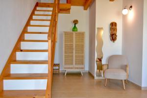 モーディカにあるAntica Masseria Timparuciのリビングルーム(椅子付)の階段