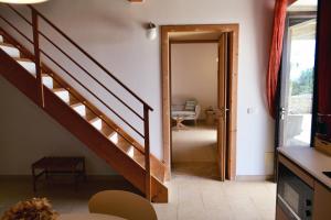 un corridoio con scala e soggiorno di Antica Masseria Timparuci a Modica